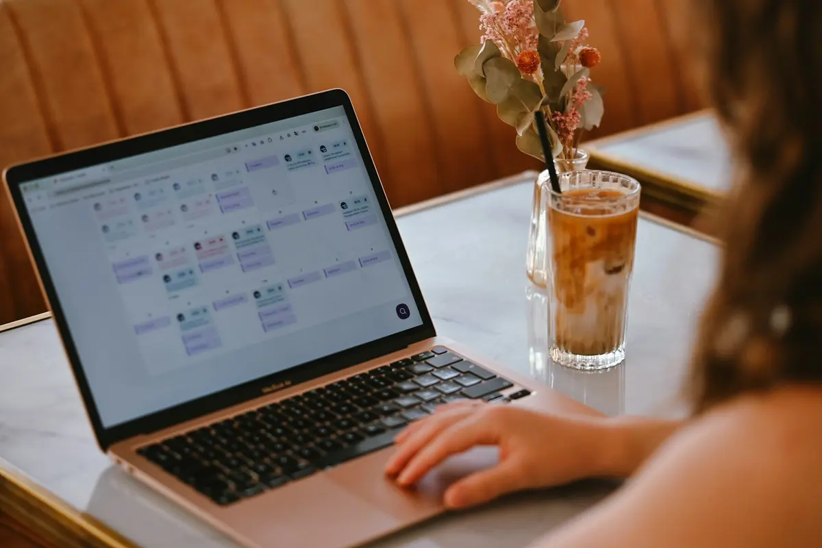 Mujer consultando una agenda de citas en un portátil