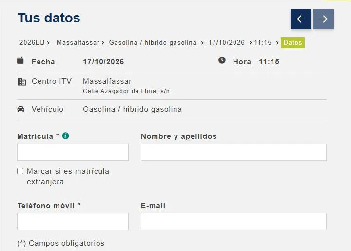 Paso 8 para pedir cita en la ITV: Escribe la matrícula y tu teléfono móvil (el nombre y el email son opcionales) y acepta la política de privacidad y las condiciones.