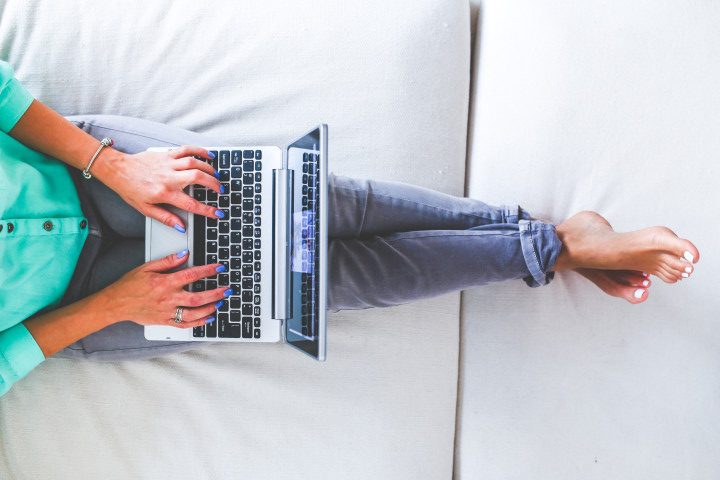 Mujer cogiendo cita itv